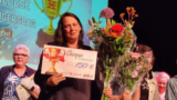 Evelien van Hattum met prijs winst Vrijwilligersprijs 2023 Evelien van Hattum