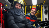 240226 Ricardo in Brandweervoertuig met helm
