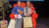 240306 Luz en Lise winnaars regionale voorleeswedstrijd