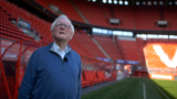 MARTIN PETERS 20250415 kijkend naar stadion