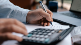 Pexels stockphoto mohamed hamdi 510308652 16282306 rekenmachine calculeren geld