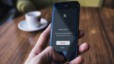260826 bedreiging smartphone social x screen unsplash ai