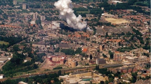 vuurwerkramp - luchtopname vanaf de parkweg