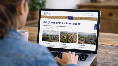 20260413 hengelo praat vrouw achter laptop stock foto