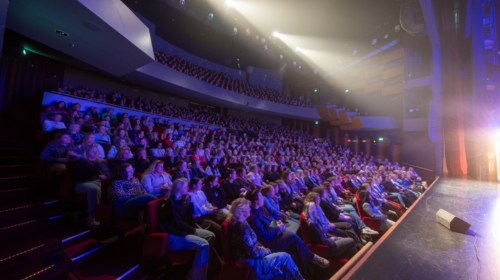 250623 Volle theaterzaal Schouwburg Hengelo