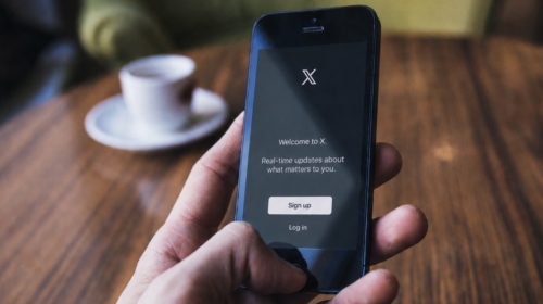 260826 bedreiging smartphone social x screen unsplash ai