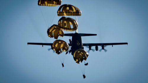 260907 defensie parachutisten dropping falcon leap