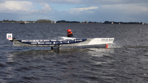 Solar Boat Twente tijdens de race in Sneek
