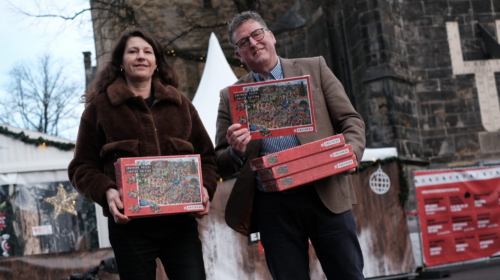 Projectleidster Petra Kamping (links) en Directeur Jeff van den Biggelaar Enschede Promotie voor de grote kerk