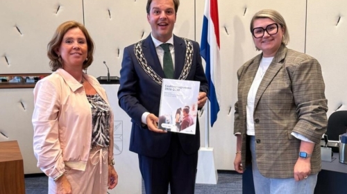 Wierden aanbieden coalitieprogramma Leonie Prieshof en Melanie Langenhof