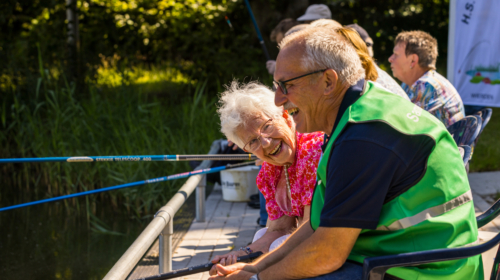 Deelnemer en vrijwilliger lachen