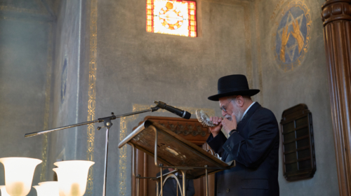Biyomin Jacobs - rabbijn - sjofar - synagoge