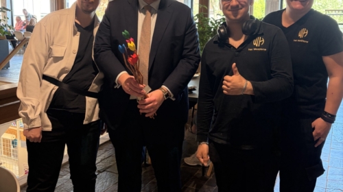 Burgemeester met clienten Workhome Losserhof en rechts begeleider Marijke