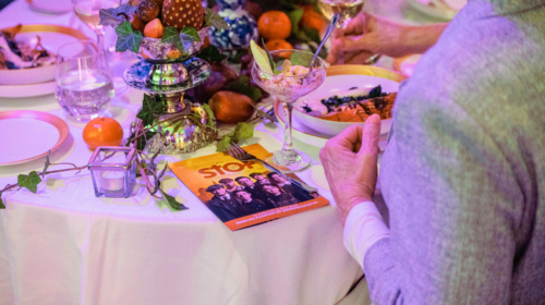 DOOR HET STOF PERSFOTO ETEN