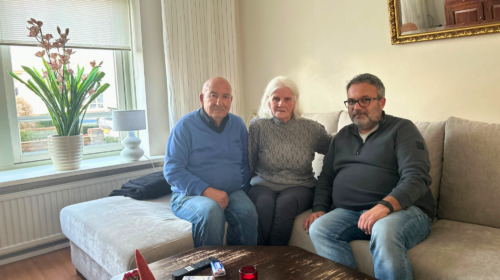 Harm Brummer met zijn schoonouders op de bank