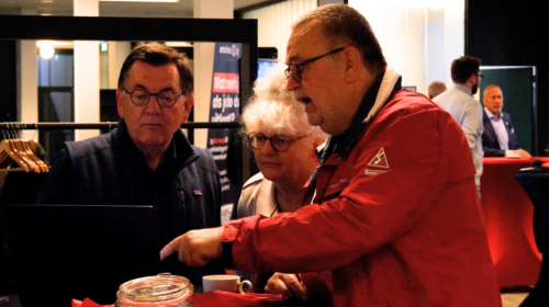 Henk in gesprek met Enschedeers bij de lancering Enschede Kiest