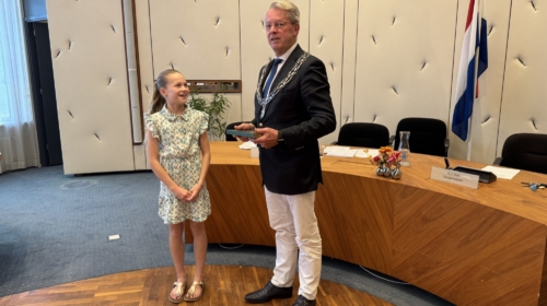 Kinderburgemeester Naomi en waarnemend burgemeester Gerrit Jan 2 jpg