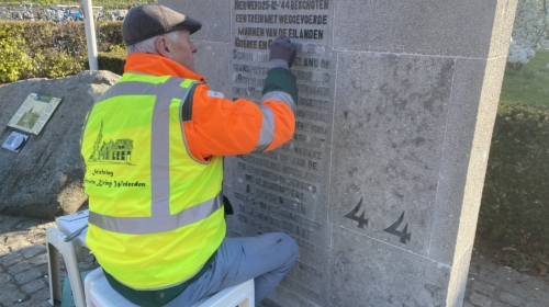 Oorlogsmonument Kersttrein bezig