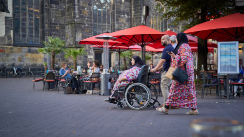 Oude Markt - hoofddoek - rolstoel