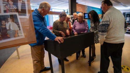 Ouderen bekijken expositie Dochters van de tweede generatie