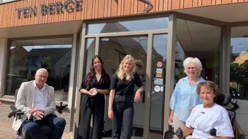 Overhandiging Deurbel aan Ten Berge Hairstylers foto 1