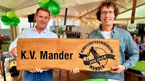 Voorzitter Paul Bels en bestuurslid Raymond Lenferink KV Mander