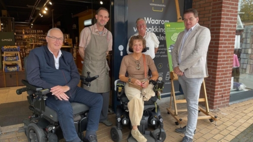 Wierden uitreiking eerste deurbel aan Ernst Jansen van Oogst LAB met wethouders