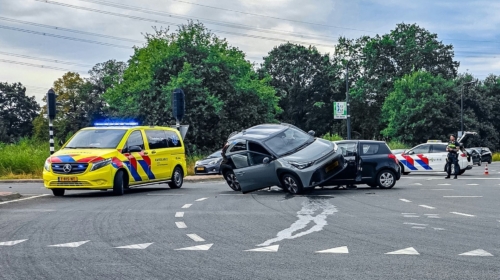 Auto belandt boven op andere auto enschede 20260815 Afinkstraat N18 Westerval