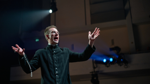 Door het Stof - Danny Westerweel - Alphons Ariëns - priester - rozenkrans