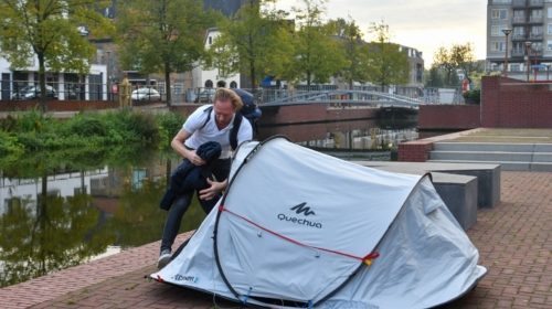 Kampeerder uit tent