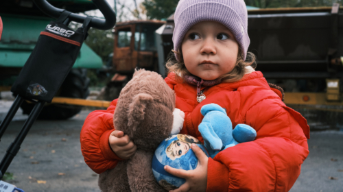 meisje - knuffel - muts - speelgoed