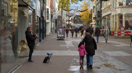 Moeder - kind - straatmuzikant - Marktstraat