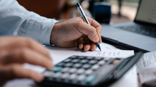 Pexels stockphoto mohamed hamdi 510308652 16282306 rekenmachine calculeren geld