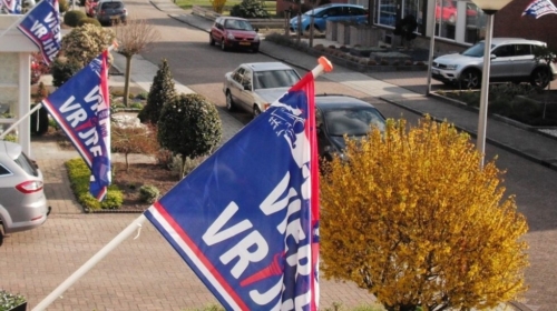 Vier de vrijheid wierden vlag