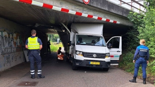 Vrachtwagen klem onder spoorviaduct Almelo