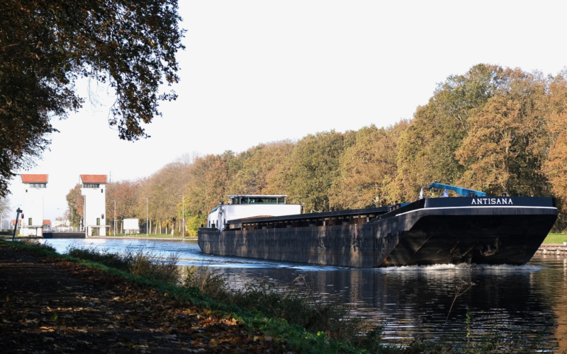 Binnenvaartschip twentekanaal hengelo henk ten harkel