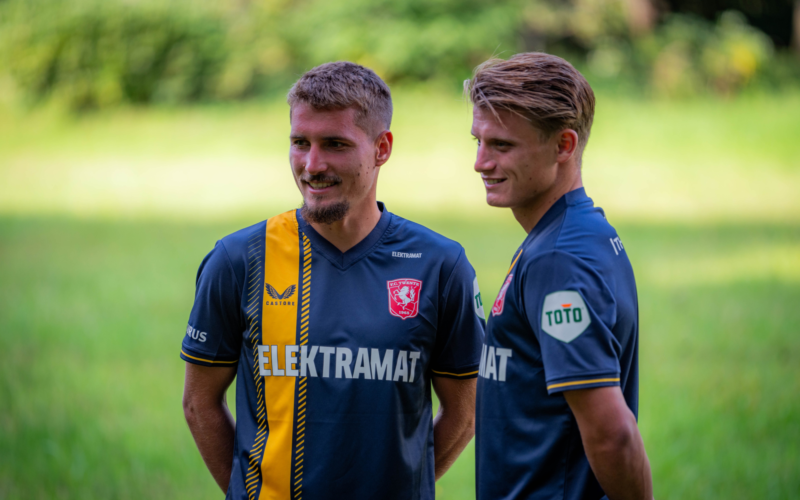 20230714 Uitshirt FC Twente 2023 2024 Sadilek en Steijn Foto FC Twente Media