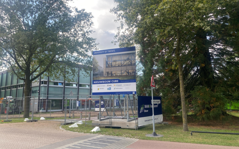 Bord nieuwbouw CUBE Universiteit Twente Anouk ter Heegde