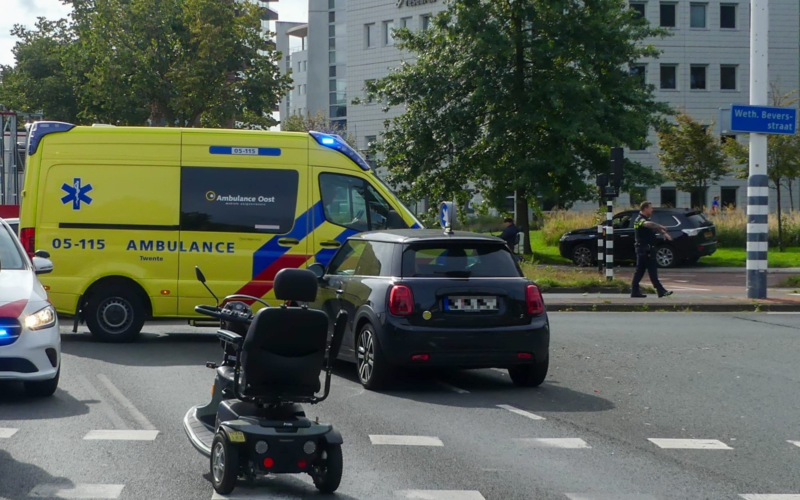 20230920 Bestuurder scootmobiel gewond bij aanrijding met auto op Zuiderval Enschede Foto News United Dennis Bakker