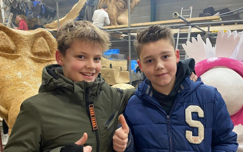 Thijs (10) en Max (10) werken in Denekamp mee aan de wagen