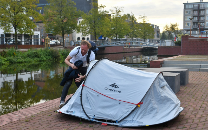 Kampeerder uit tent