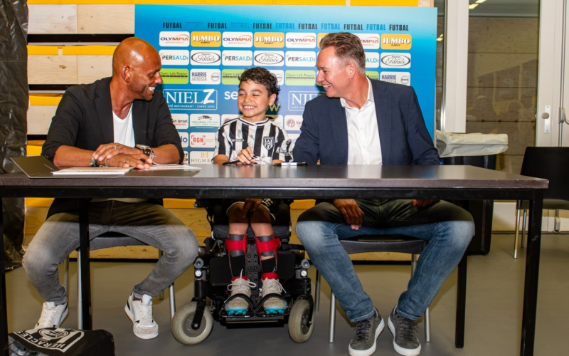 Ira (9) tekent zijn spelerscontract naast Marco Mahangoe (l) en Rob Toussaint (r)