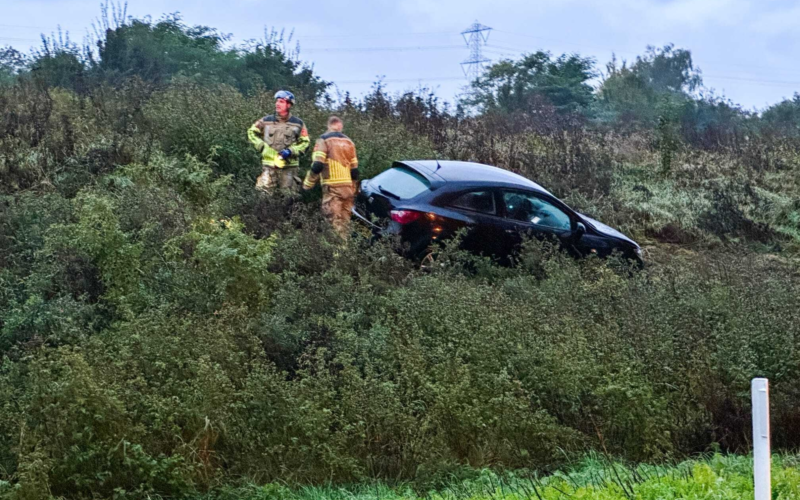 20240927 112 enschede auto raakt van de weg door aquaplaning