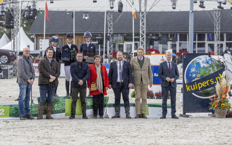 De top drie op het podium bij de prijsuitreiking van links naar rechts Laura Collett Julia Krajewski en Hallie Coon c Ashley Claus