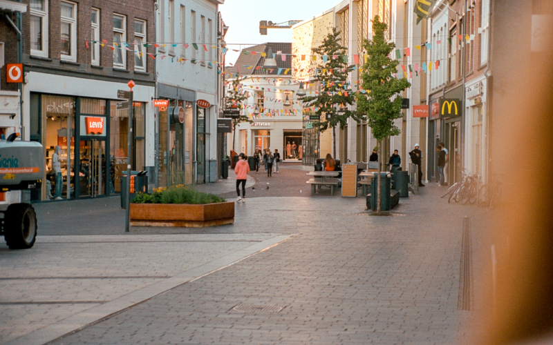 202309 COEN KRUKKERT 11 BINNENSTAD ENSCHEDE STRAATBEELD ANALOOG