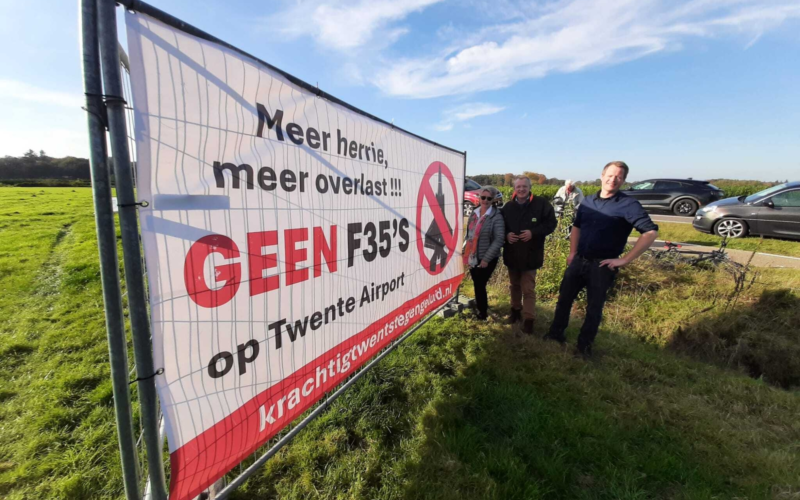 20241025 Protest spandoek Enschede Twente Airport F35 straaljager 01