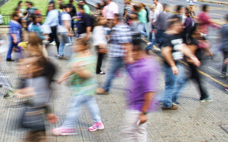 Stockphoto crowd straat mensen foto mauro mora 31 p Oduw ZGE unsplash