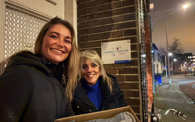 Gevangenismedewerkers Marieke links en Melissa met een doos vol sokken bij een van de locaties van Humanitas Onder Dak