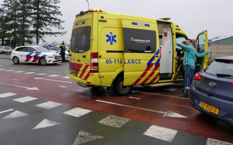 Fietser gewond na aanrijding op de Auke Vleerstraat in Enschede 30122024