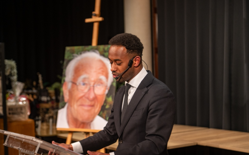 Habtamu de Hoop met beeld Herman Hoften